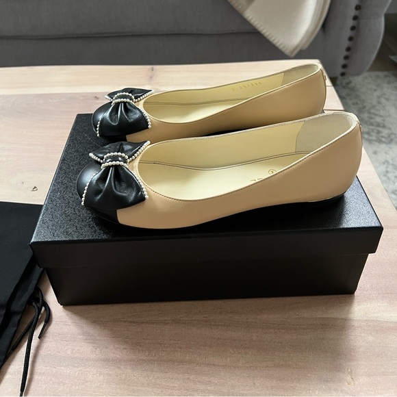 Chanel Beige Flats CC Black Leather Pearl Bow Ballerina Flat, Size 36 - Picture 4 of 9
